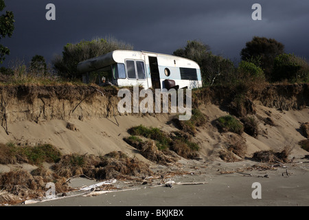 La lumière du soleil sur une caravane abandonnée sur Pakawau Beach à Golden Bay, Nouvelle-Zélande Banque D'Images