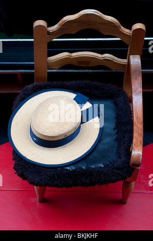 Détail de Gondolier traditionnel's Straw Hat en gondole à Venise Italie Banque D'Images