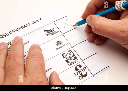 Élections au Royaume-Uni vote homme démocrate libérale sur bulletin de vote Banque D'Images