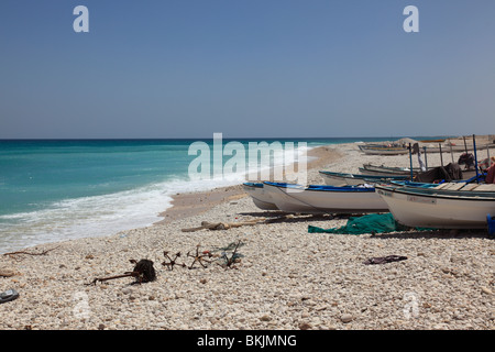 Bateaux de pêche à la plage om Oman près du village, dans la mer d'Ivry, Sultanat d'Oman. Photo par Willy Matheisl Banque D'Images