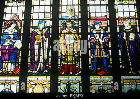 L'Angleterre, Stratford sur Avon, vitrail de l'église de guilde illustrant différents évêques de Worcester Banque D'Images