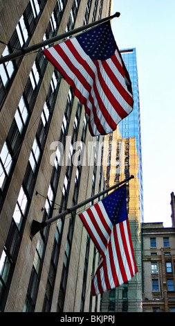 Deux drapeaux américains sur le côté du bâtiment dans la ville de New York, USA. Banque D'Images