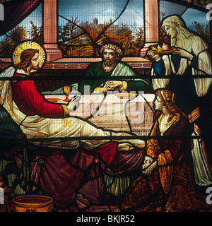 Angleterre Londres Aldersgate Saint Botolph vitrail représentant Jésus Marie Marthe et Lazare par Ward et Hughes Banque D'Images