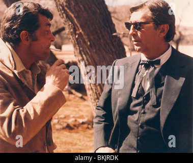 ROBERT MITCHUM O/S 'FIVE CARD STUD' (1968) AVEC DEAN MARTIN RBMH 002CP Banque D'Images