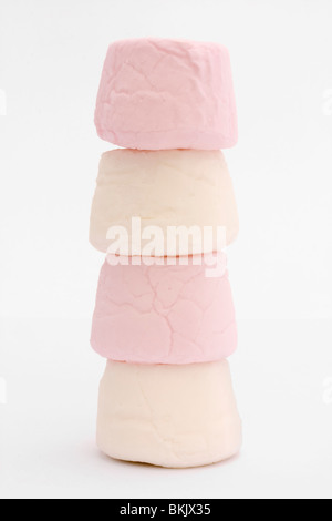 Pile de guimauves rose et blanc sur fond blanc Banque D'Images