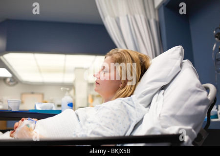 Femme récupération lit dans une chambre d'hôpital. Banque D'Images