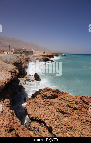 Côte rocheuse de la mer d'Oman à la route côtière près de Bamah sur la route vers Sur, Sultanat d'Oman.Photo de Willy Matheisl Banque D'Images