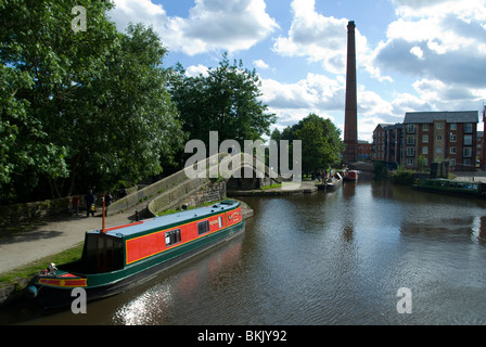 15-04, passerelle et d'usine de cheminée à Portland, bassin Ashton en vertu de Lyne, Tameside, Greater Manchester, Angleterre, RU Banque D'Images