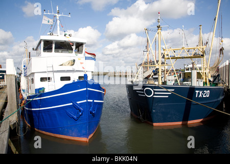 Bateau voyage joint le port d''Oudeschild, Texel, Pays-Bas Banque D'Images