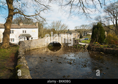 Le pont au-dessus de Malham Beck, Malham, Yorkshire Dales. Banque D'Images