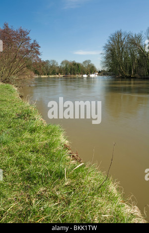 Bray Lock et Weir sur la Tamise, Berkshire, Royaume-Uni Banque D'Images