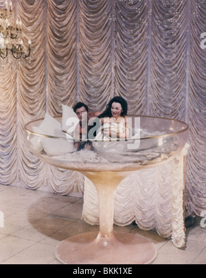 Quel chemin à parcourir (1964) Shirley Maclaine, Robert Mitchum WAWT 004CP Banque D'Images