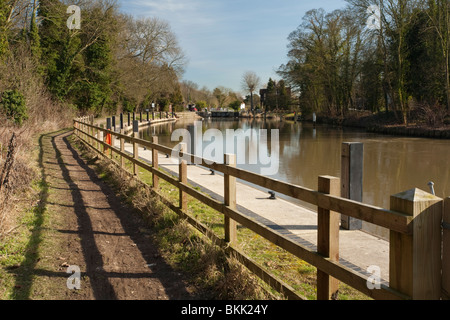 Bray Lock et Weir sur la Tamise, Berkshire, Royaume-Uni Banque D'Images
