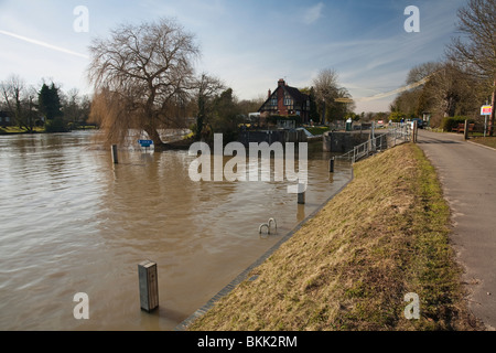 Bray Lock et Weir sur la Tamise, Berkshire, Royaume-Uni Banque D'Images