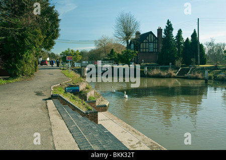 Bray Lock et Weir sur la Tamise, Berkshire, Royaume-Uni Banque D'Images