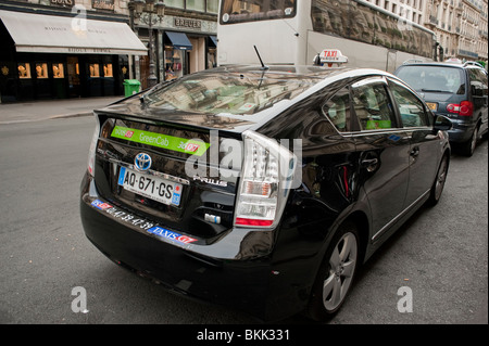 Toyota Prius voiture de taxi hybride sur la rue, Paris, France, entreprise responsable Banque D'Images