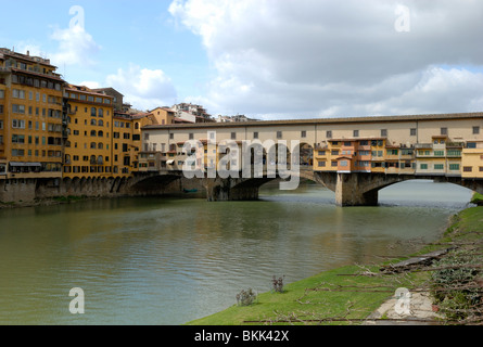 Le Ponte Vecchio, le Pont Vieux, est le seul pont qui survivent à la Seconde Guerre mondiale à Florence et de nos jours les trois fenêtres cintrées ...... Banque D'Images