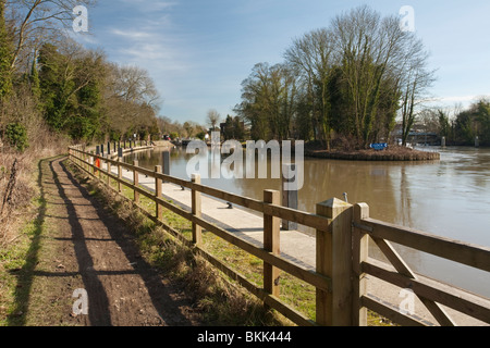 Bray Lock et Weir sur la Tamise, Berkshire, Royaume-Uni Banque D'Images
