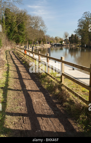 Bray Lock et Weir sur la Tamise, Berkshire, Royaume-Uni Banque D'Images