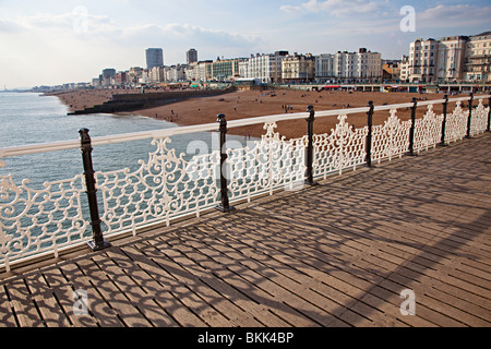 Garde-corps peints en blanc sur la jetée de Brighton England UK Banque D'Images