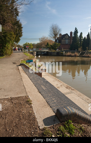 Bray Lock et Weir sur la Tamise, Berkshire, Royaume-Uni Banque D'Images