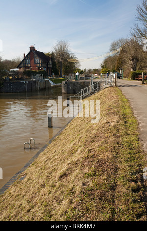 Bray Lock et Weir sur la Tamise, Berkshire, Royaume-Uni Banque D'Images