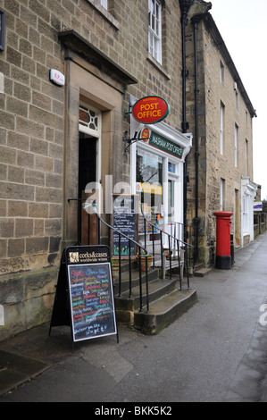 Petit bureau de poste et un magasin dans le village de Masham Yorkshire Dales UK Banque D'Images