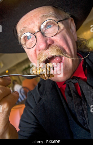 L'homme habillé en 1800 maréchal ville mange 'Hangtown Fry,' un repas copieux qui date de la ruée vers l'or du milieu des années 1800 en Californie Banque D'Images