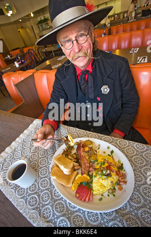 L'homme habillé en 1800 maréchal ville mange 'Hangtown Fry,' un repas copieux qui date de la ruée vers l'or du milieu des années 1800 en Californie Banque D'Images