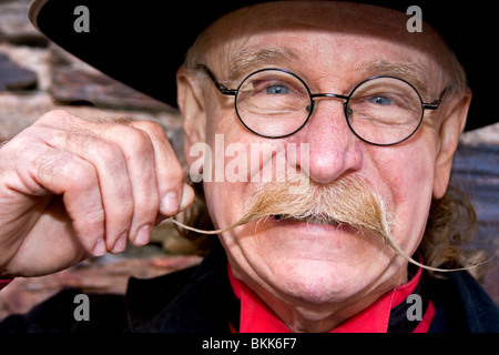 Homme habille en shérif dans la ville de Placerville, Californie, USA. Ici il fait semblant d'être un méchant, faisant tournoyer sa moustache. Banque D'Images