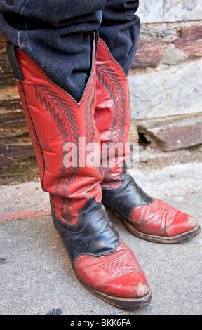 Authentique, bottes de cowboy bien usé porté par un homme qui s'habille comme un shérif pour les touristes à Placerville, Californie Banque D'Images