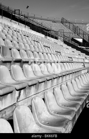 De sièges dans le stade de football field Banque D'Images