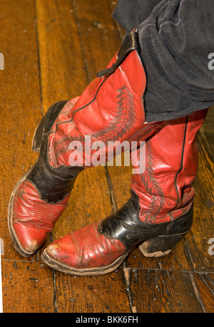 Authentique, bottes de cowboy bien usé porté par un homme qui s'habille comme un shérif pour les touristes à Placerville, Californie Banque D'Images