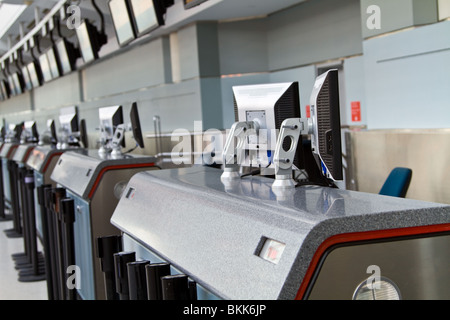 Une programmation de comptoirs avec écrans LCD, à la fois sur les comptoirs et au-dessus, à l'Aéroport International Pearson, à Toronto. Banque D'Images