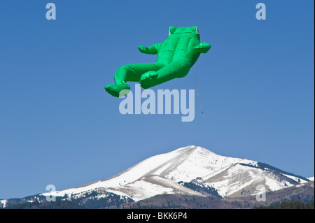 Planeur sur snowy Sierra Blanca, sculptures art vol remplir le ciel, à l'Ruidoso Kite Festival à Albuquerque, Nouveau Mexique. Banque D'Images