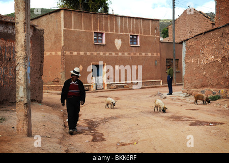 Scène de la petite ville de Macha dans les hautes terres boliviennes. Banque D'Images