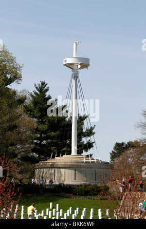 Le mât du USS Maine et Memorial dans le Cimetière National d'Arlington Banque D'Images