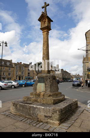 La ville médiévale de la place du marché à stow on the wold gloucestershire uk Banque D'Images