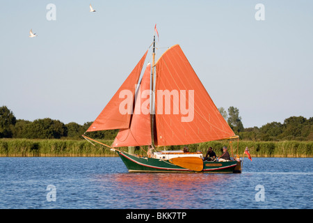 Bateau à voile avec Red Sails sur Hickling vaste Norfolk UK Banque D'Images