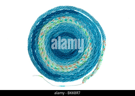 Circulaire mince enroulé long morceau de laine bleu tricoté Banque D'Images