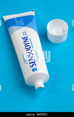 100 ml tube de dentifrice Sensodyne total care F Banque D'Images