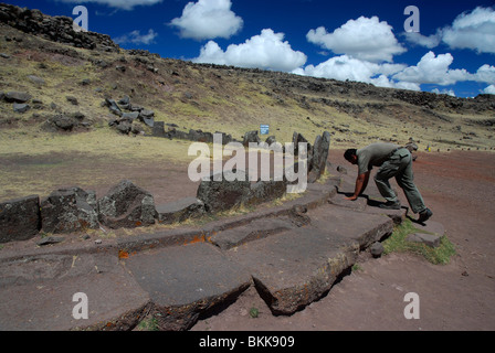 Guide Local entrant centre cérémoniel de Sillustani ruins, lac Umayo, Pérou, Amérique du Sud Banque D'Images