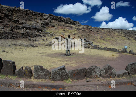 Guide Local présentant une cérémonie à Sillustani ruins, lac Umayo, Pérou, Amérique du Sud Banque D'Images