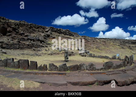 Guide Local présentant une cérémonie à Sillustani ruins, lac Umayo, Pérou, Amérique du Sud Banque D'Images