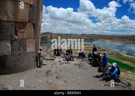 Guide Local expliquant le Chullpas de Sillustani ruins, lac Umayo, Pérou, Amérique du Sud Banque D'Images