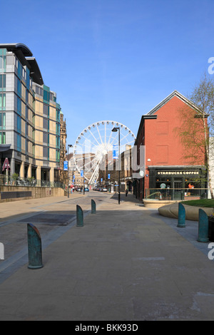 Surrey Street, l'établissement Mercure Hotel et la roue de Sheffield, Sheffield, South Yorkshire, Angleterre, Royaume-Uni. Banque D'Images