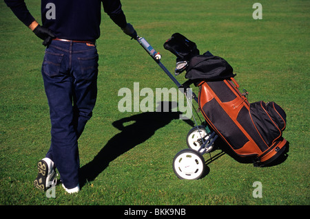 / Golfeur Caddy tenant son sac de golf chariot / Banque D'Images