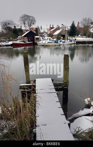 La neige a couvert la stadification d'amarrage sur rivière waveney à beccles, Suffolk, Royaume-Uni Banque D'Images