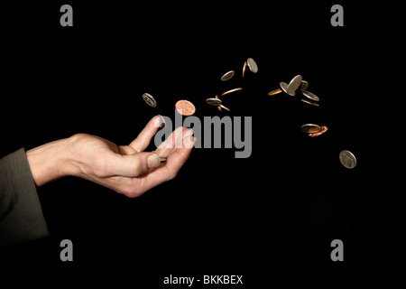 Homme de race blanche (42 ans) part avec de l'argent en l'air sur le concept de "gaspillage d'argent" Banque D'Images