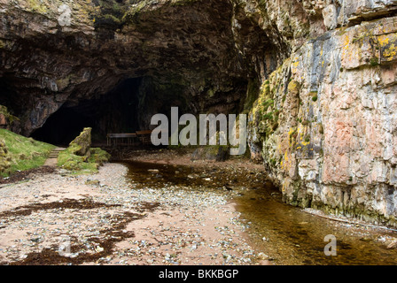 Entrée de grotte Smoo, sur la côte la plus au nord de l'Ecosse, situé juste à l'Est de Durness dans le district de Sutherland Banque D'Images